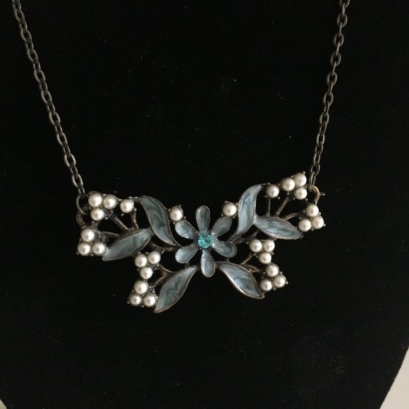 Floral Faux Pearl Necklace - Picture 2 of 3